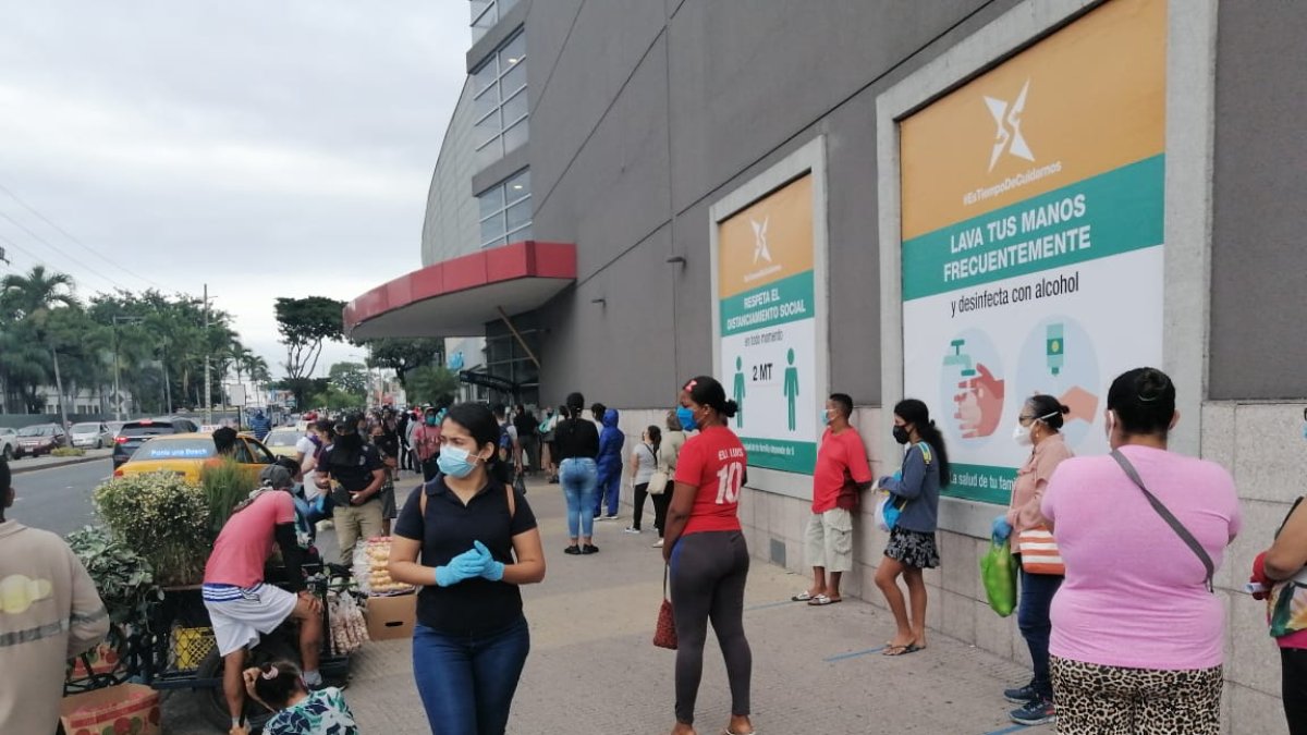Así amanece este 19 de mayo un centro comercial del sur de Guayaquil.