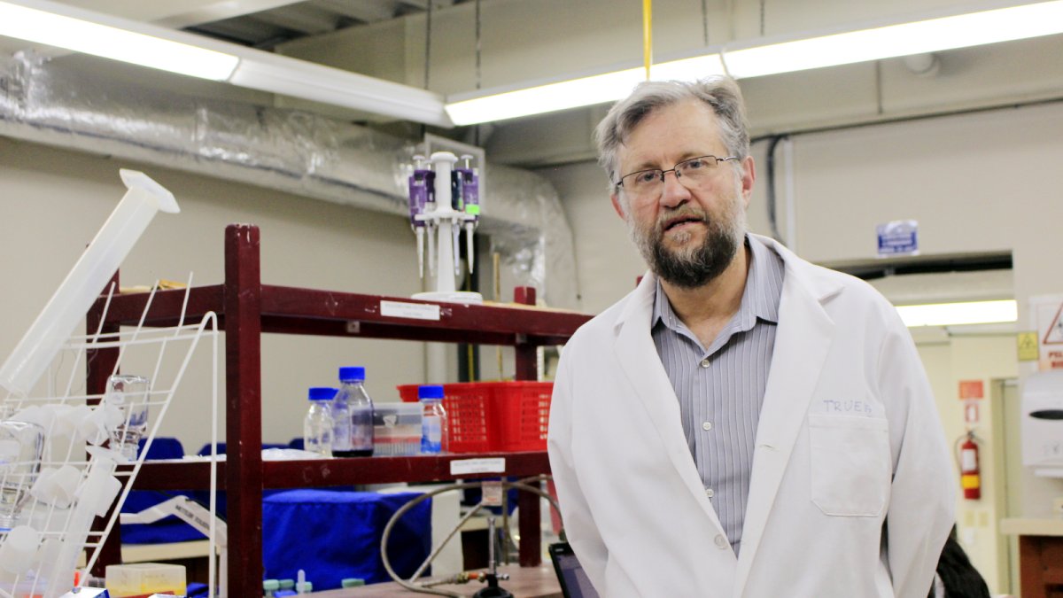 Gabriel Trueba es el director del Doctorado en Microbiología de la Universidad San Francisco de Quito.
