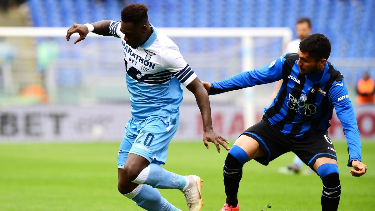 El ecuatoriano Felipe Caicedo defiende el balón de José Luis Palomino, del Atalanta.