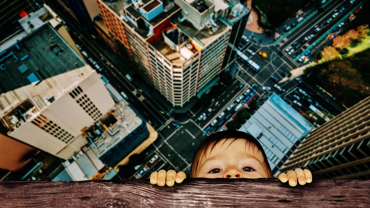 Por ningún motivo debes de descuidarte del pequeño.