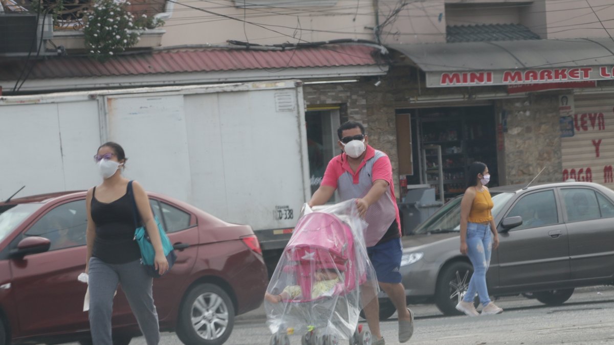 Ciudadanos en el sector de Florida Norte salen de sus casas a realizar compras.