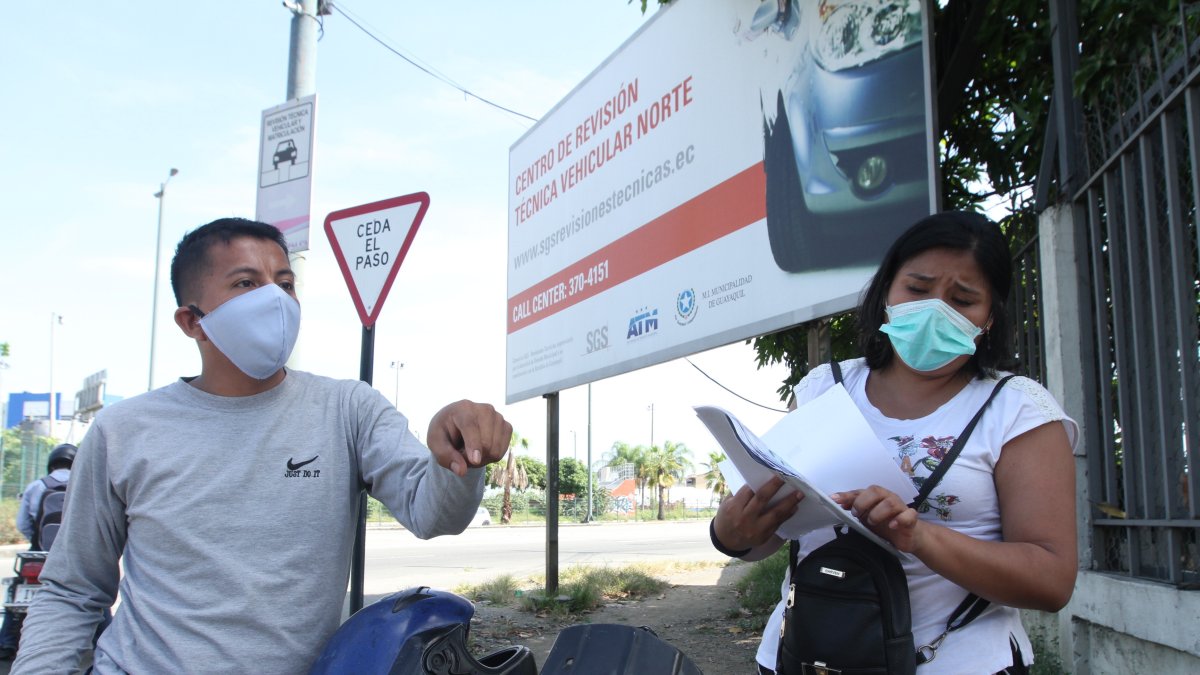 Usuarios, en el Centro de Matriculación y Revisión Técnica Vehicular.