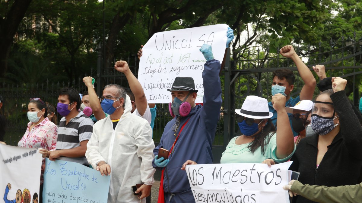 Los maestros desvinculados del magisterio fiscal utilizaron carteles con mensajes relacionados a su protesta.