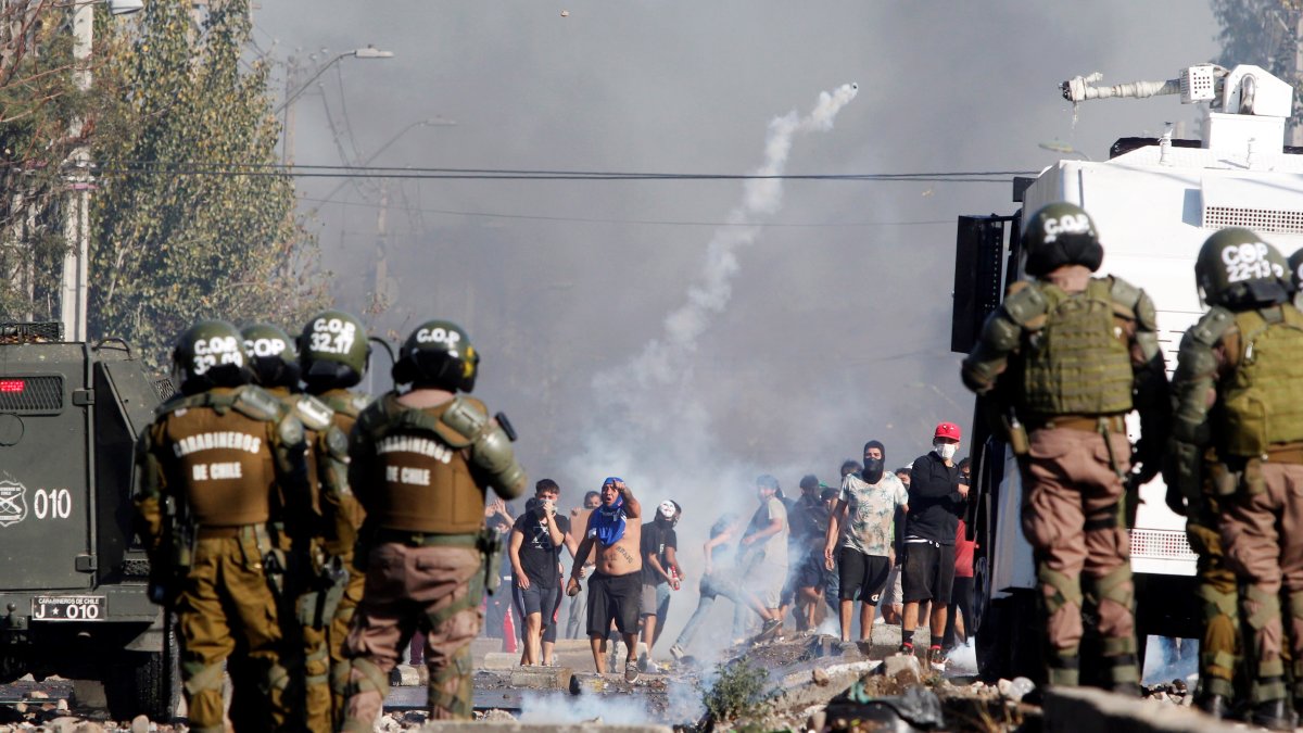 Pobladores de Santiago protestan este lunes, pese al Estado de Excepción Constitucional de Catástrofe decretado por el Presidente Sebastián Piñera 