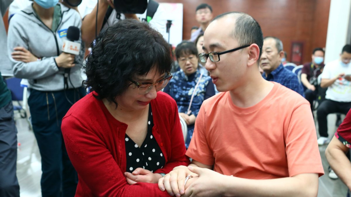 Mao Yin y su madre Li Jingzhi conversan tras reunirse por primera vez, este martes, en la localidad de Xian