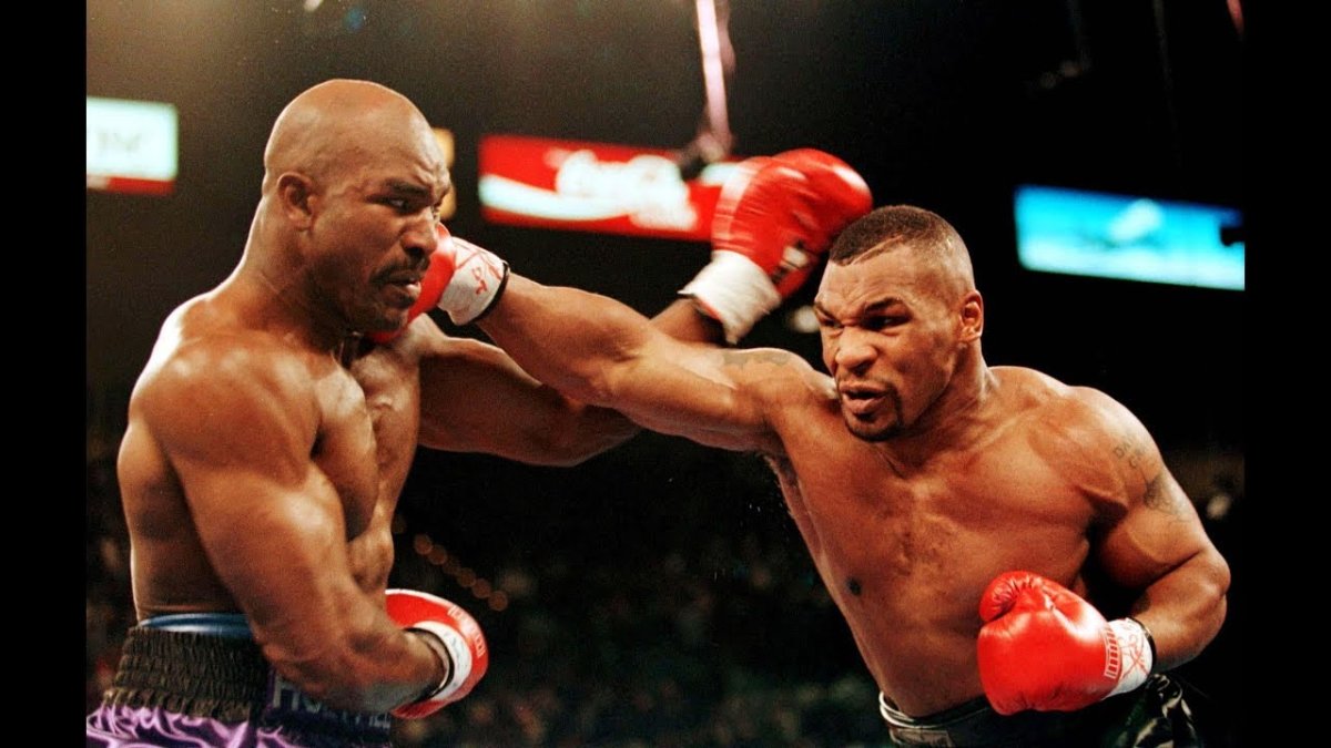 Evander Holyfield en una de las peleas icónicas contra Mike Tyson.