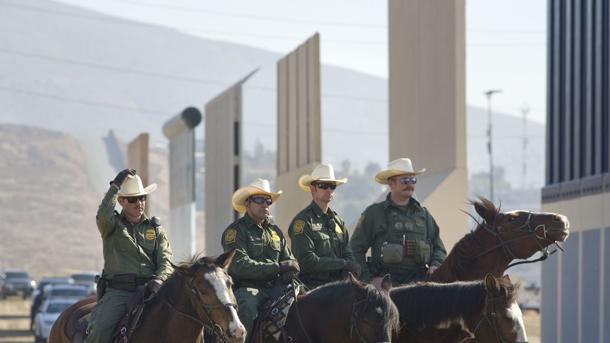 SAN DIEGO. Agentes de la patrulla fronteriza estadounidense recorren una parte del muro fronterizo entre EE.UU. y México que está aún en construcción.