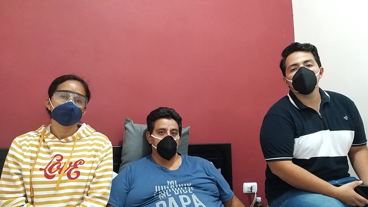 Alberto Torres junto a su esposa y su hijo, Josué, en la habitación de su casa.