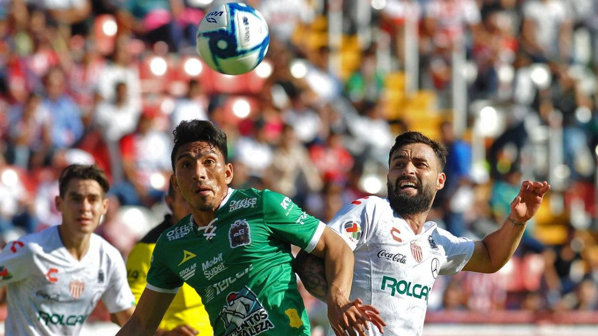 Ángel Mena (c) es una de las figuras del torneo mexicano y número puesto en la selección ecuatoriana.