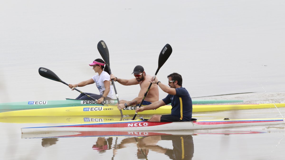 Stefanie Perdomo (i) y los hermanos César y Sebastián De Cesare remaron por aproximadamente 1 hora en su regreso a la actividad regular.