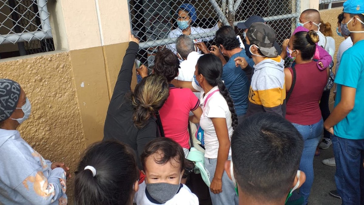 Hecho. Los padres se aglomeraron en los exteriores del centro de salud en busca de atención.