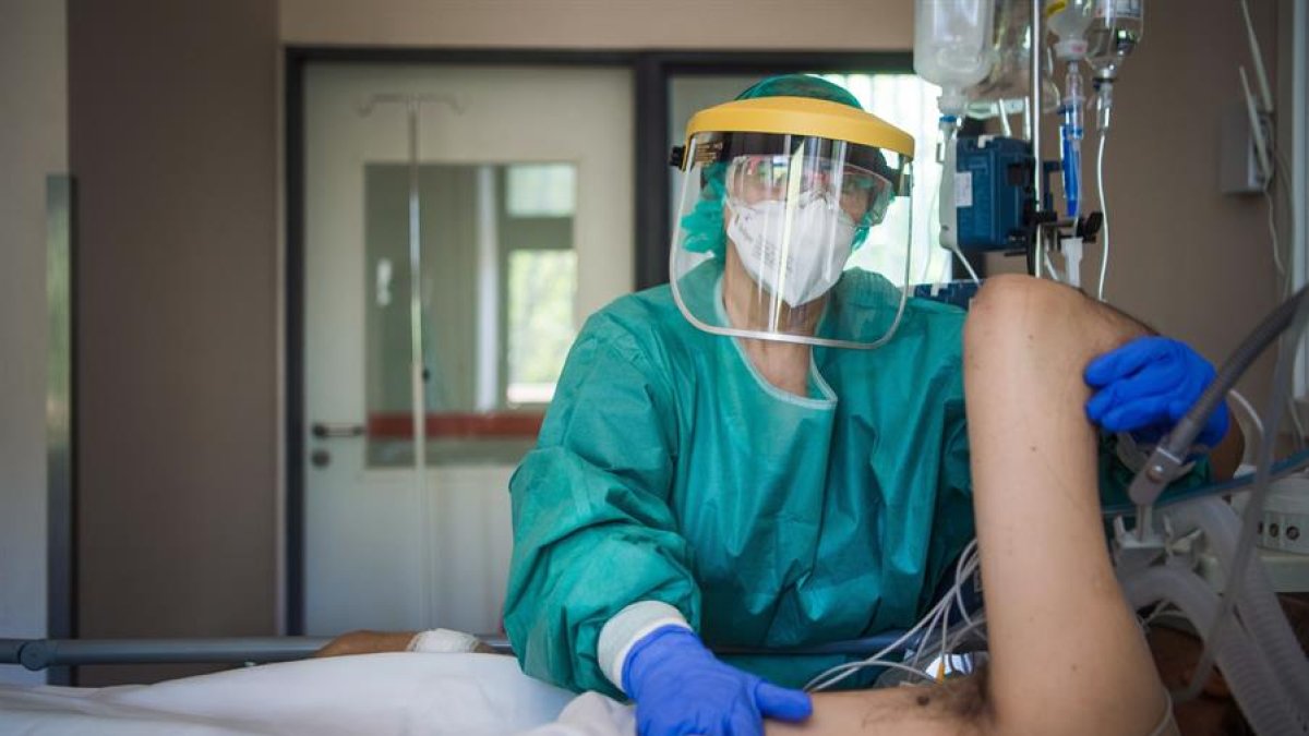 La línea de tendencia acumulada nacional de casos confirmados por fecha de inicio de síntomas permanece estable.