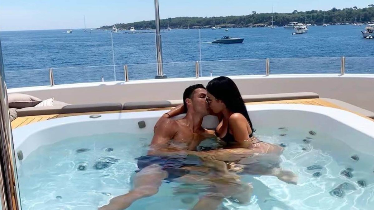 Cristiano Ronaldo, junto a su mujer, Giorgina Rodríguez, en uno de los cinco inmuebles que el jugador tiene en su natal Portugal.