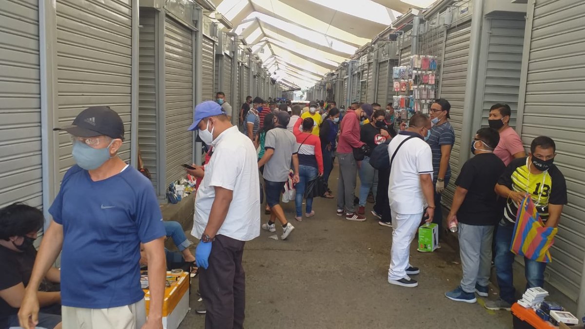 Bahía. Esta mañana, decenas de comerciantes se instalaron en el sitio para desinfectar sus cubículos.