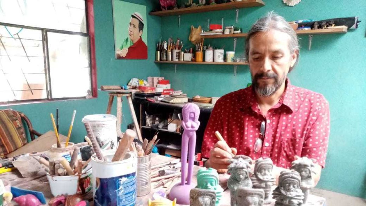 El escultor David Zamora cuenta con una colección de orgonitas para el Inti Raymi o Fiesta del Sol, que se celebra en junio.