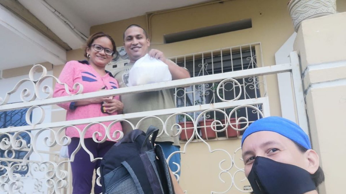 Peter Rivadeneira cambió hamburguesas hechas por él por zapatillas y una mochila.