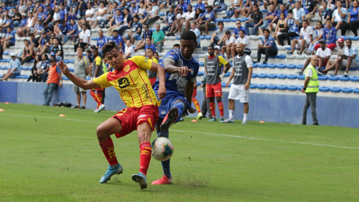 El fútbol ecuatoriano se enfrenta al duro desafío de volver a la competencia, tratando de evitar contagios por el coronavirus.