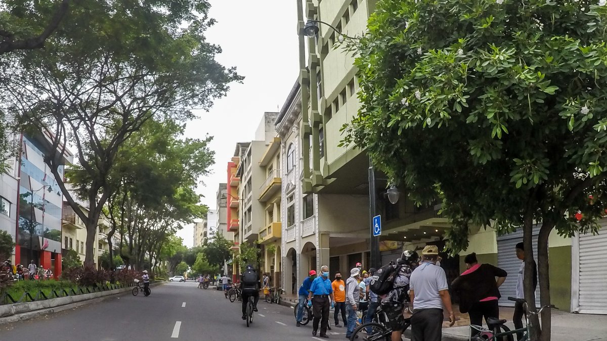 Situación. Los ciclistas esperan que en las próximas horas reabran todos los locales de la calle Colón.