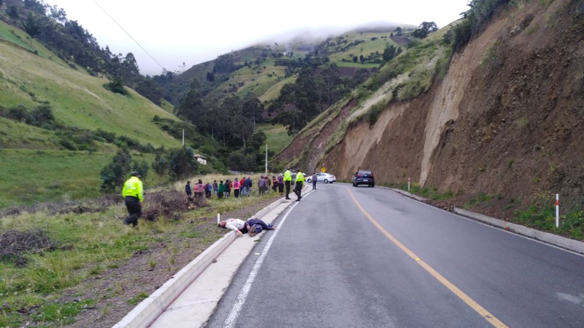 Escena. Los cuerpos de la pareja quedaron sobre el bordillo de una carretera. El hombre habría sido el autor.