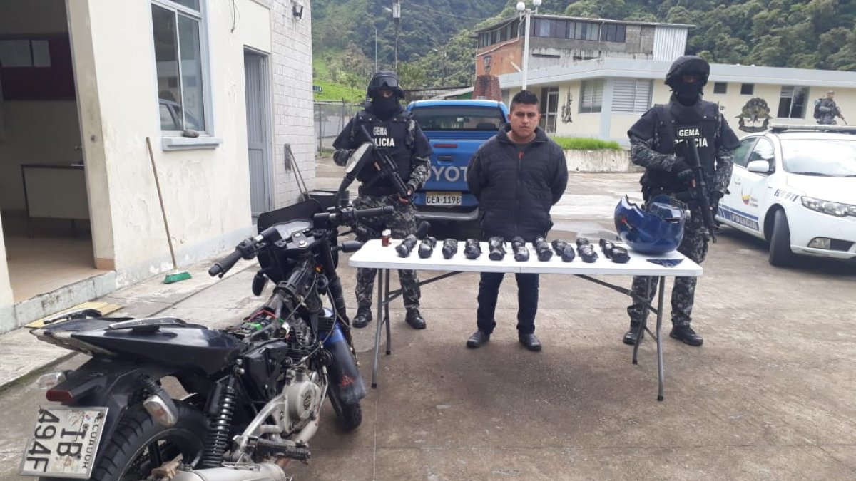 Un ciudadano movilizaba 7.8 kilos de cocaína en el doble fondo del tanque de gasolina de su moto.
