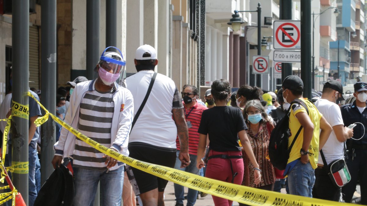 El cambio de semáforo en Guayaquil reactivo el comercio en el centro.