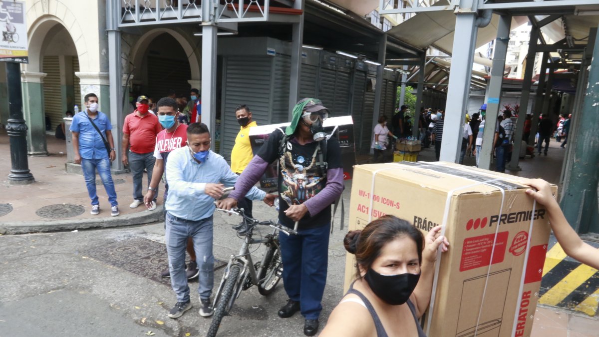 Negocios. Diferentes ciudadanos llegaron hasta la bahía para realizar compras.