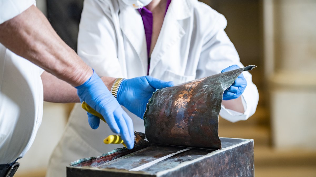Momento en que se abre la caja de recuerdos del Anfiteatro Memorial en la Capilla Inferior del Cementerio Nacional de Arlington, Arlington, Virginia, Estados Unidos.