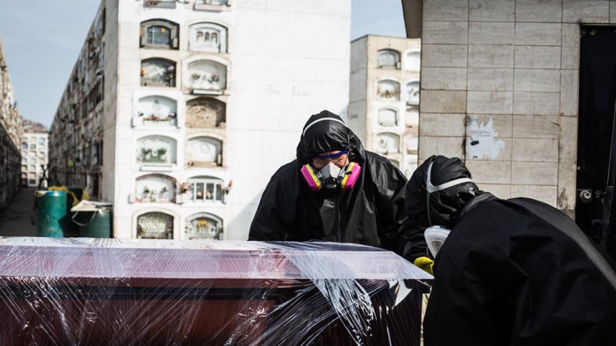 Trabajadores de una empresa que se encargan de recoger a fallecidos por COVID-19 en Lima, Perú.