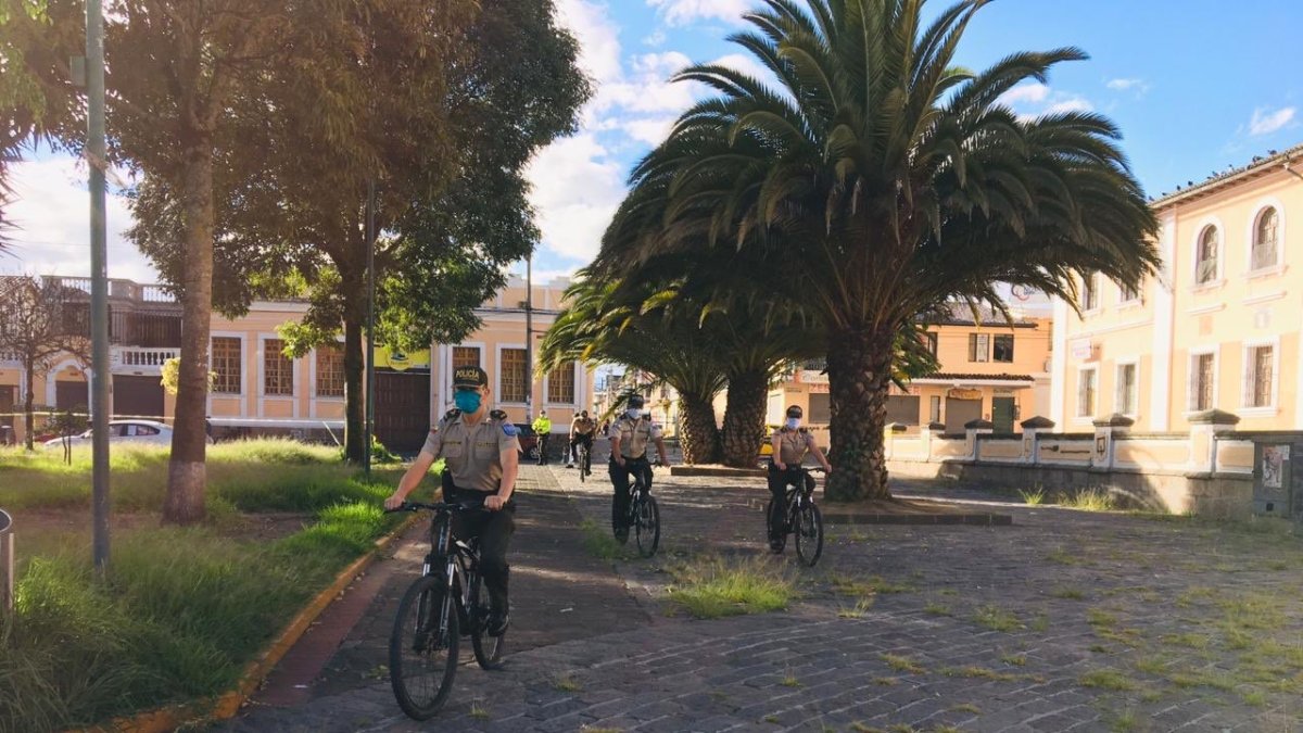 Vigilancia. Policías cumplen sus labores en el Valle de Los Chillos