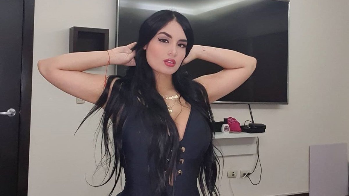 La joven dedica su tiempo a crear ropita para bebés.