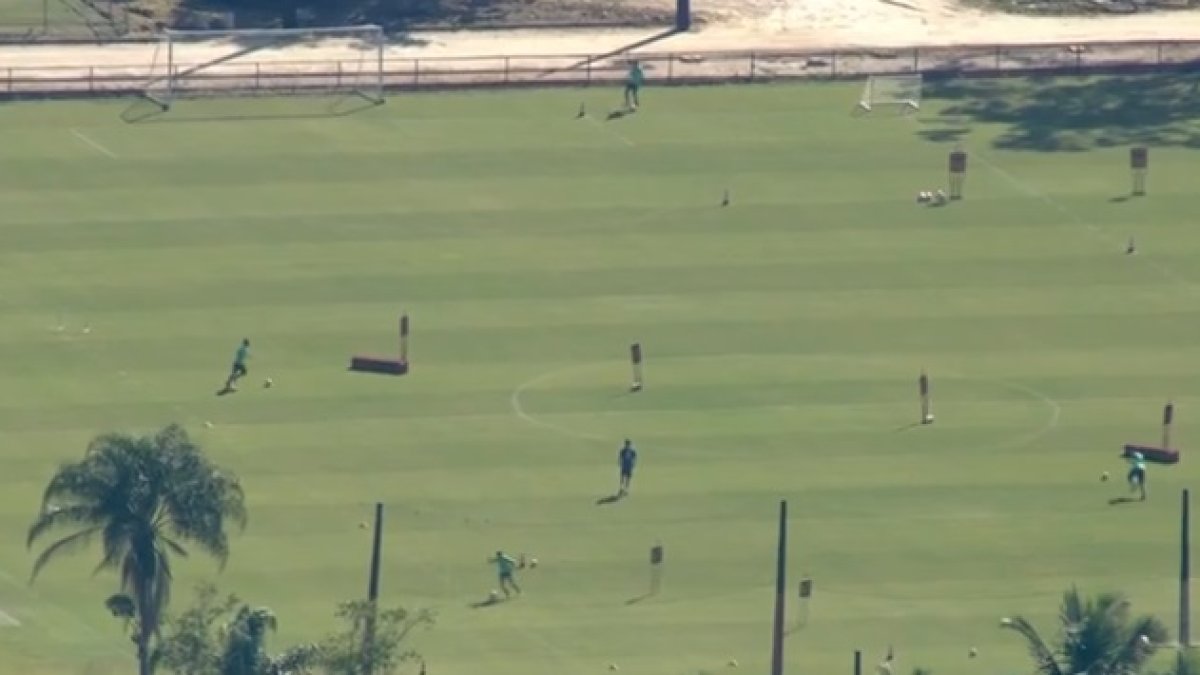 El canal TV Globo presentó imágenes del entrenamiento del Flamengo en Río de Janeiro.
