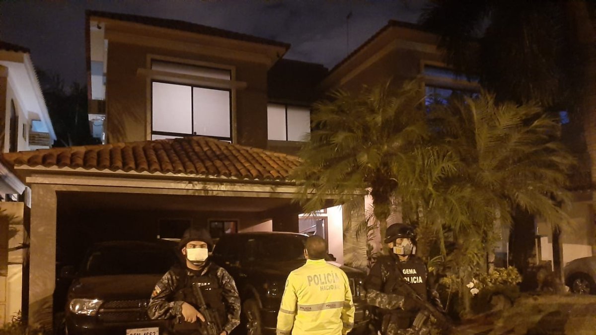 Uno de los domicilios allanados esta noche por la Fiscalia.