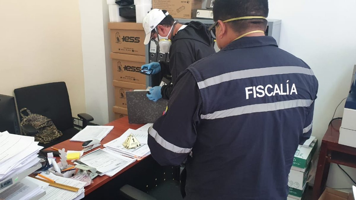 Allanamientos relacionados con sobreprecios en el hospital de Ibarra.