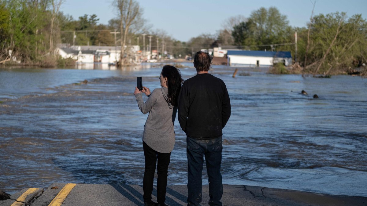 SANFORD (Michigan). Los vecinos de un suburbio observan cómo el agua anegó la tarde del miércoles el territorio aledaño a su barrio, en esta ciudad estadounidense.