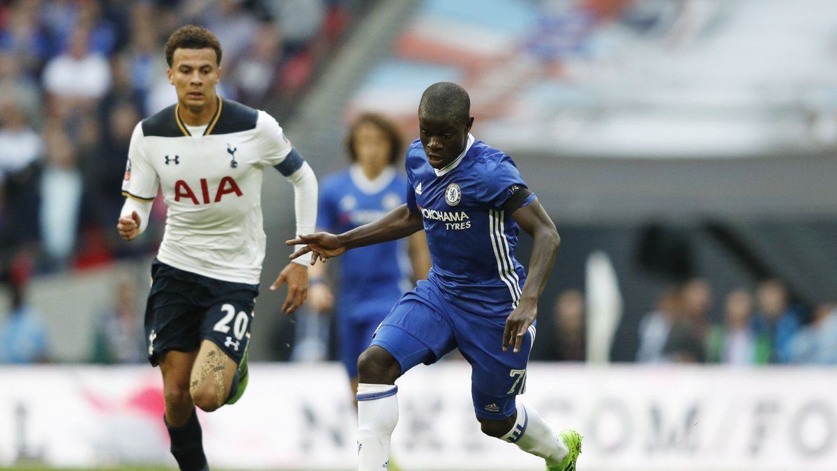 N'golo Kanté (d), del Chelsea, cuida el balón de Dele Alli (i), del Tottenham en uno de los últimos partidos que disputó. 