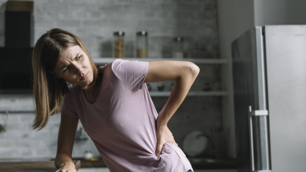 El dolor de espalda puede generarse por las malas posturas.