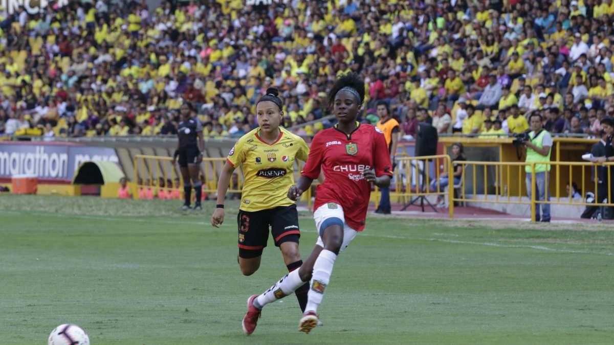 Clubes femeninos en su lucha por generar espacio.