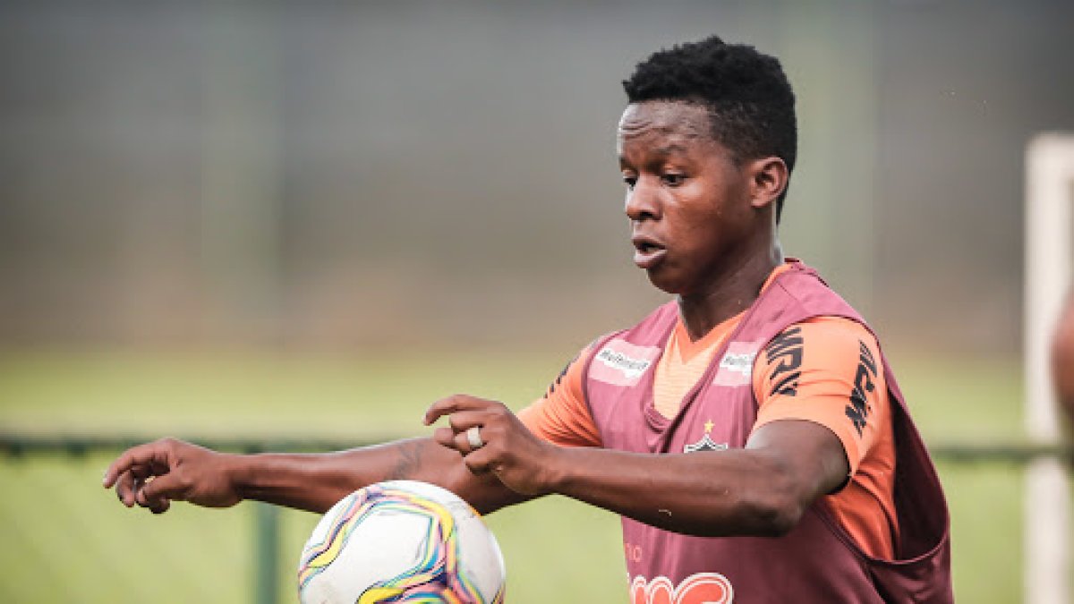  Juan Cazares no estaría en los planes del técnico Jorge Sampaoli por su indisciplina.