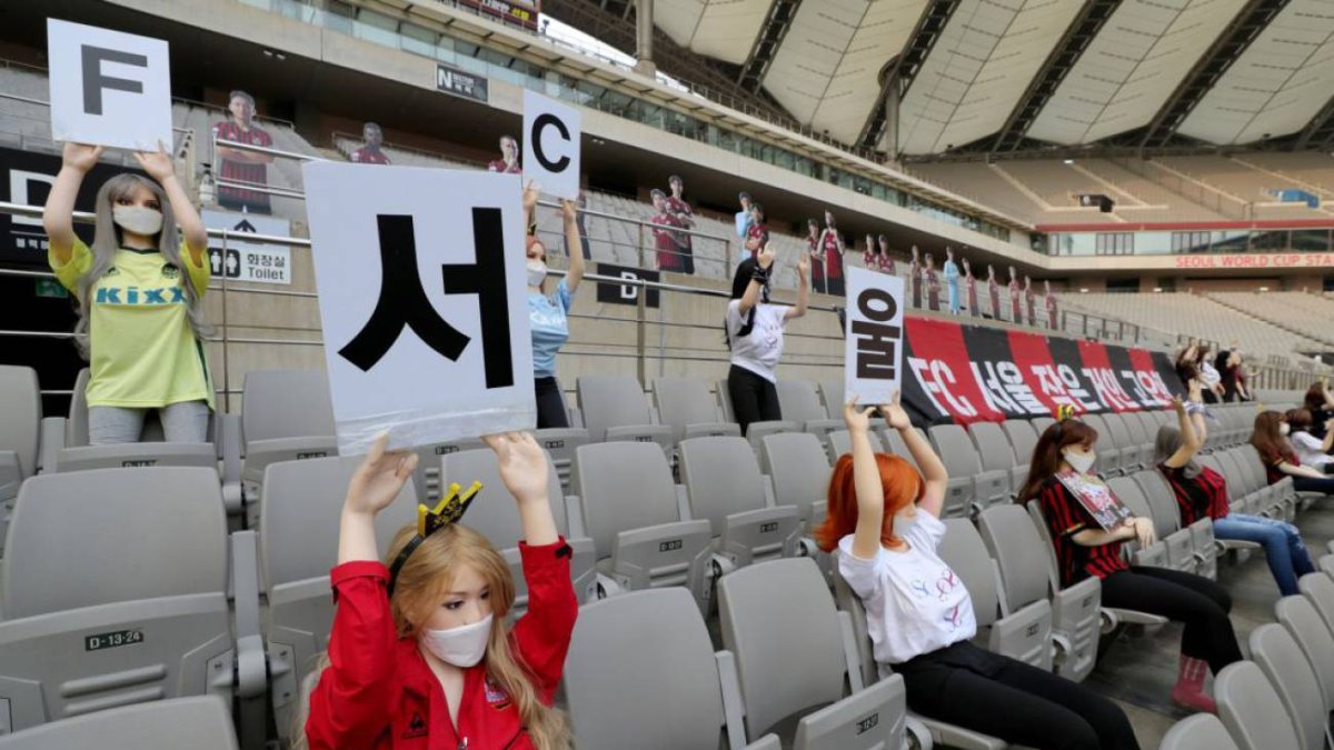 El FC Seoul puso en sus gradas, el fin de semana pasado, a una doce de muñecas sexuales a manera de público en el estadio durante el reinicio de la Liga K de ese país.