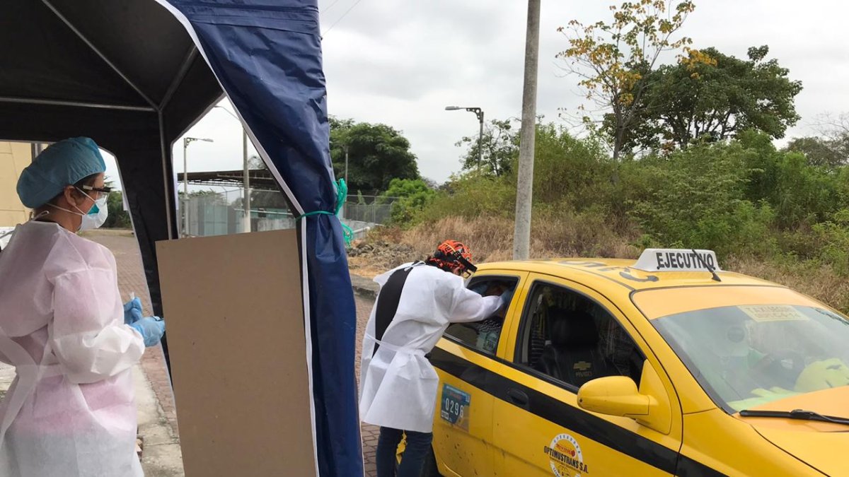 Hecho. La prueba de hisopado nasofaríngeo la toman desde el vehículo.