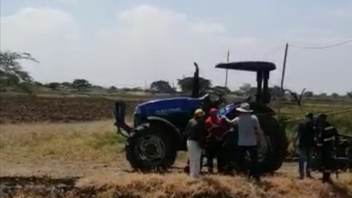 Momentos en que se les indicaba a los agricultores de la Asociación Río Mar que deben desalojar el lugar.
