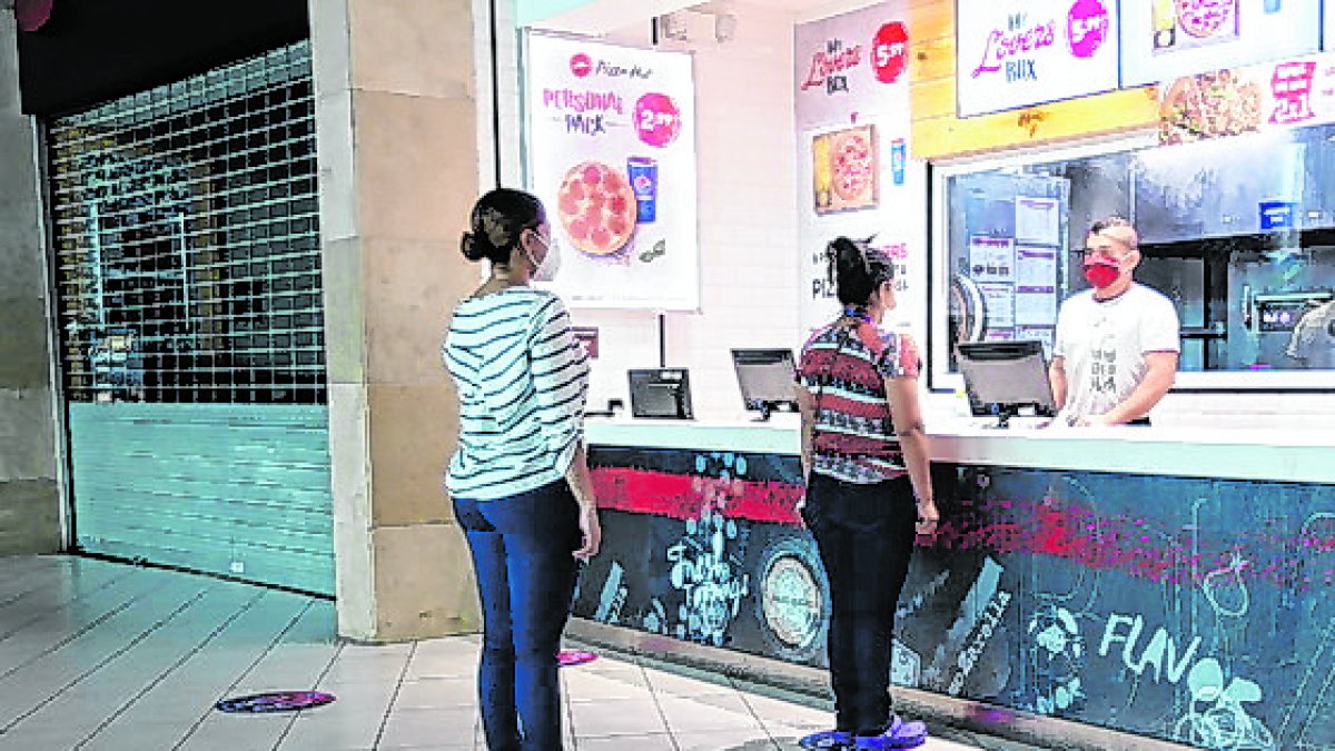 Los centro comerciales de Guayaquil reabrieron sus puertas bajo estrictas medidas de seguridad y de aforo de clientes. Las ventas se ven limitadas.