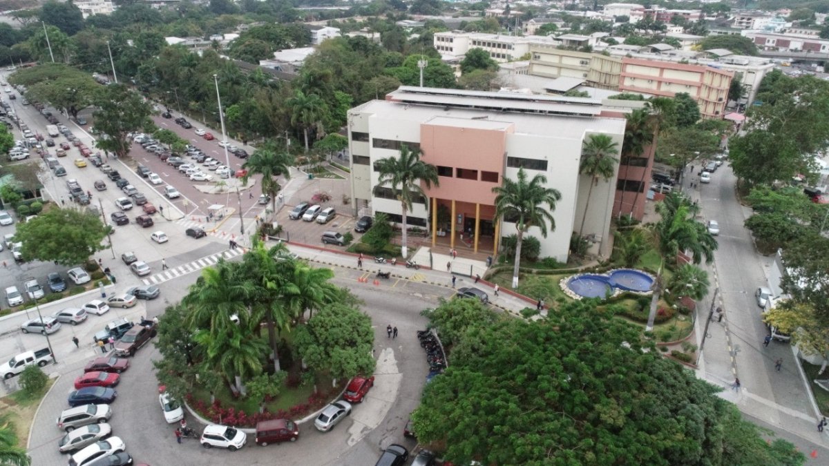 La Universidad de Guayaquil es la más grande del país, con 70.000 estudiantes matriculados.