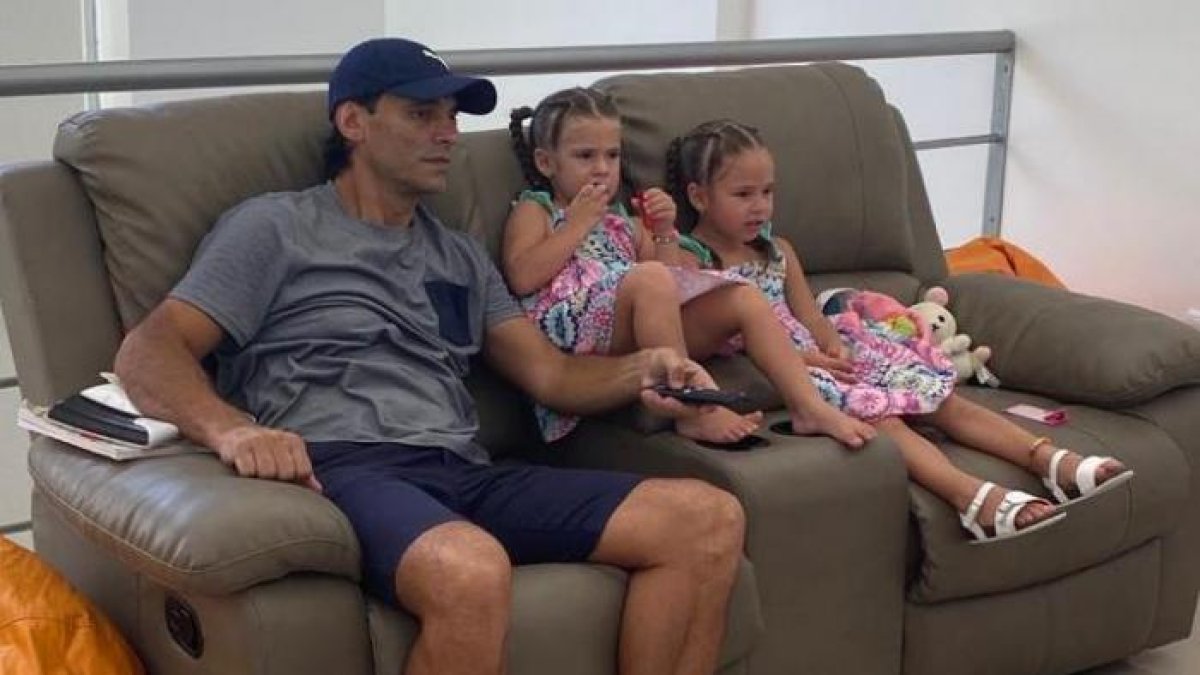 Fabián Bustos, entrenador de Barcelona, pasa tiempo con sus hijas durante la cuarentena.