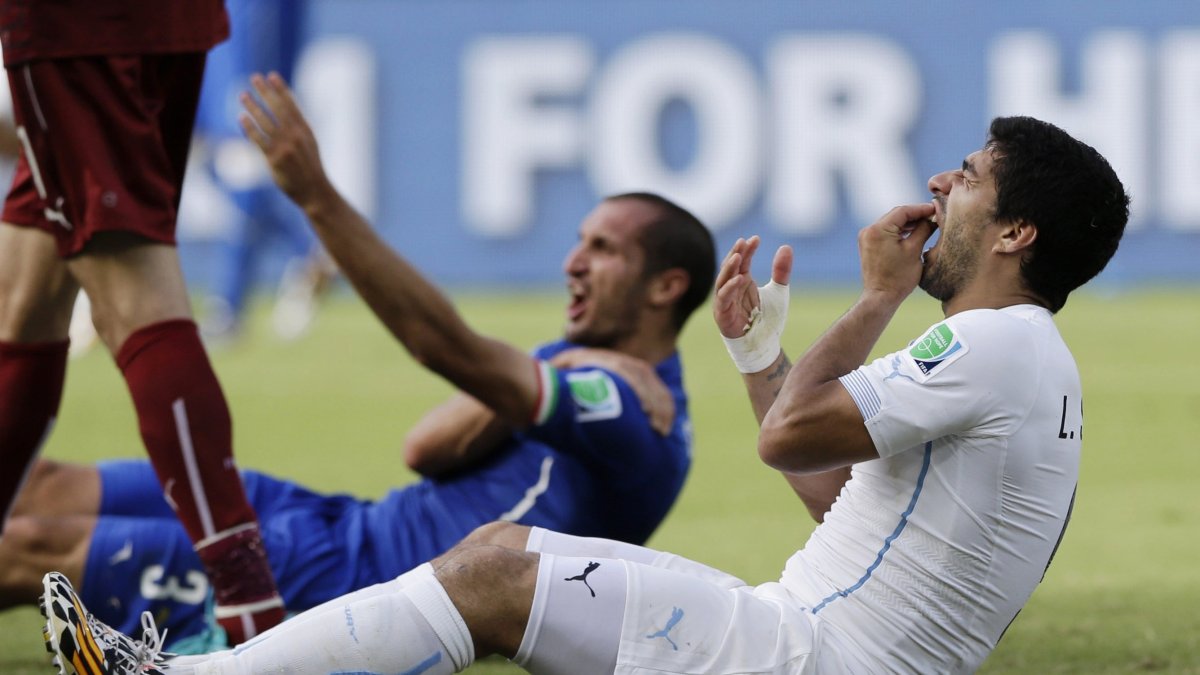 La mordida que el uruguayo Luis Suárez (de blanco) le aplicó al italiano Giorgio Chiellini forma parte de las anécdotas mundialistas.