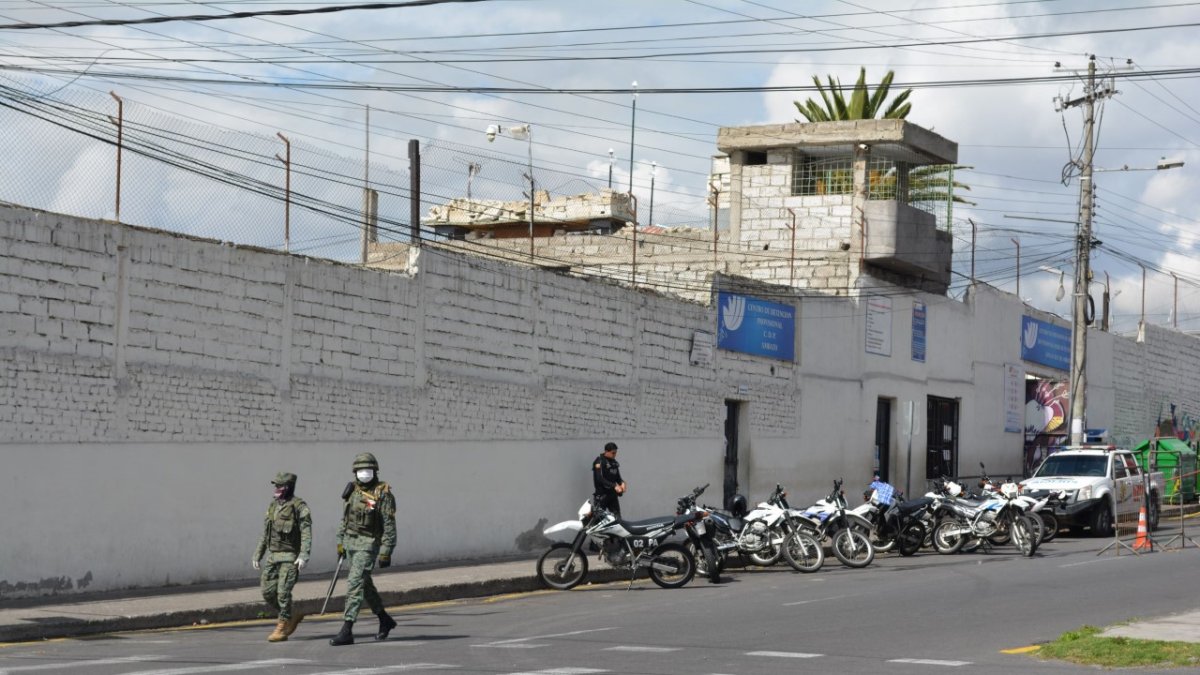 Controles. Un mes después del motín, fuerzas del orden mantienen un severo control dentro y fuera del penal.