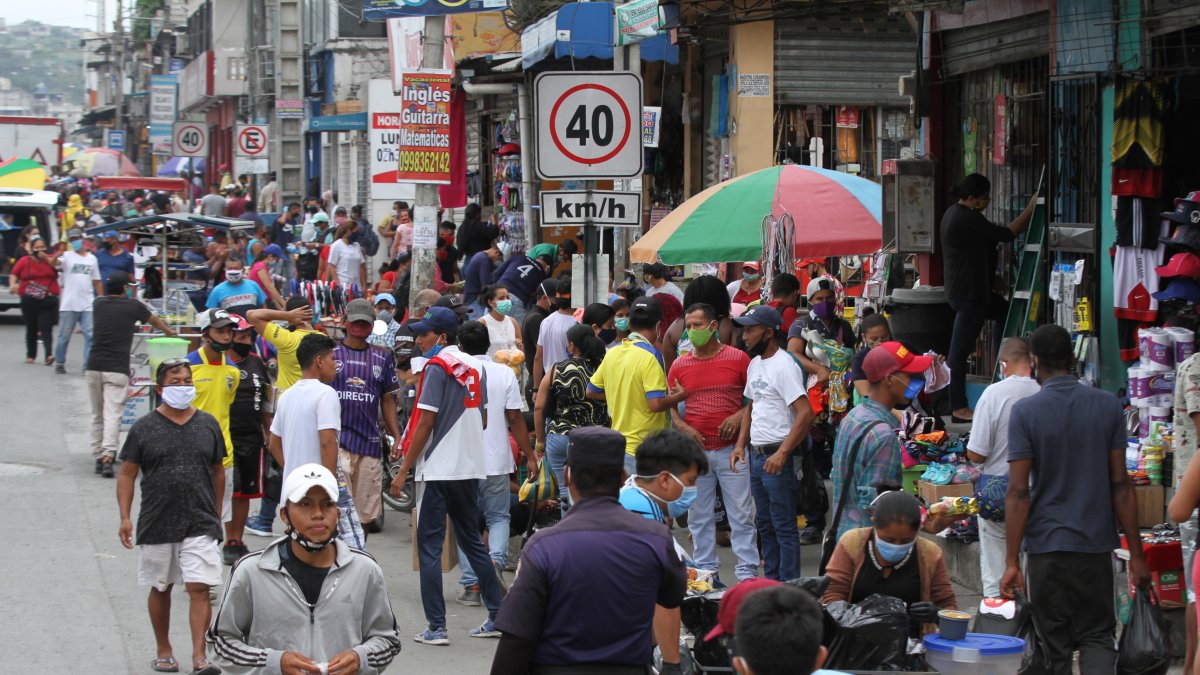 La entrada de la 8 en el segundo día de semáforo amarillo de Guayaquil.