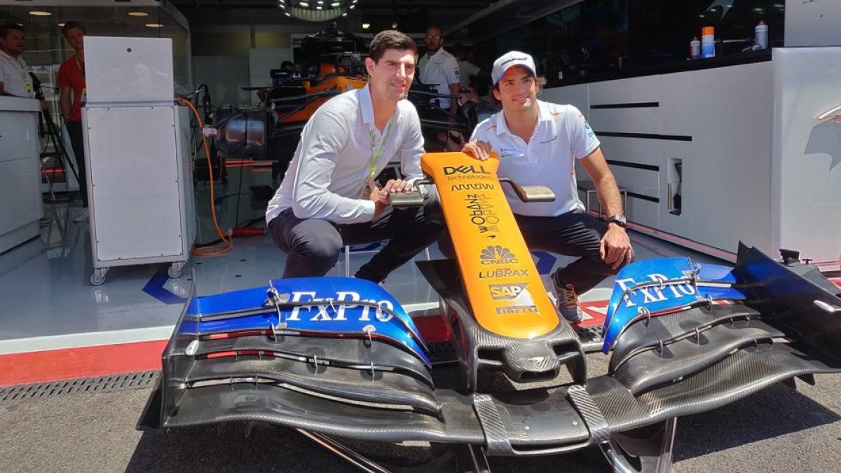 El portero belga del Real Madrid, Thibaut Courtois (d) es gran aficionado a las carreras de Fórmula Uno. En la foto con el piloto Carlos Sainz