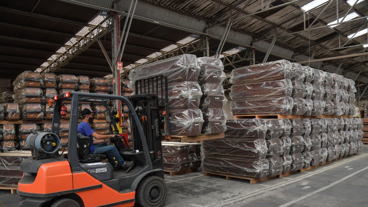 Un empleado trabaja en la fabricación de ataúdes en Funerarias Bignotto, en Sao Paulo, Brasil, país que ha registrado un  número récord de muertes por coronavirus.