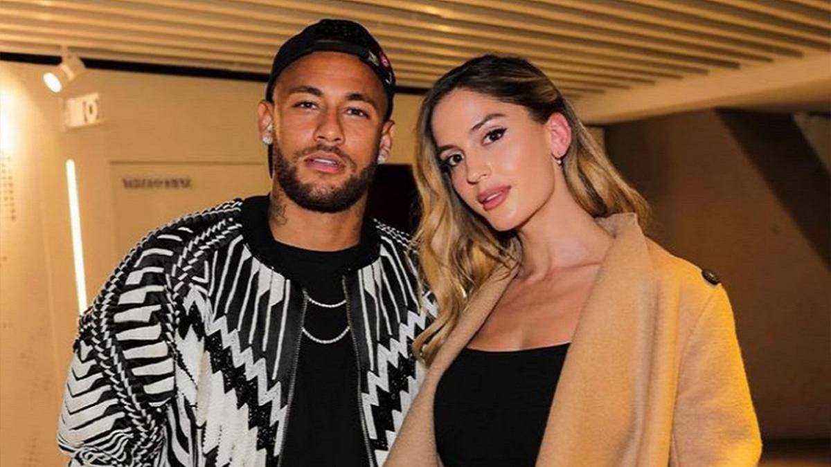 El atacante brasileño Neymar en una de sus salidas con la modelo Natalia Barulich.